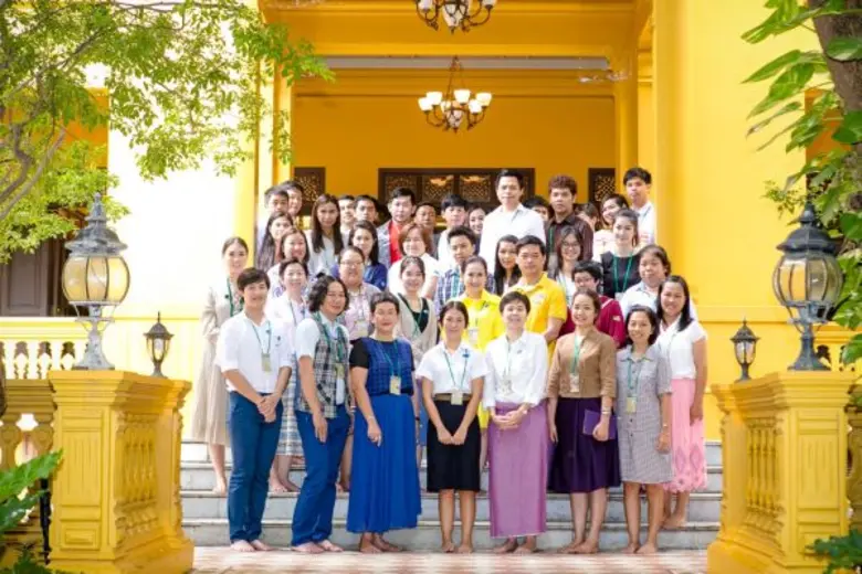 นางกัณฑรัตน์ เจิมจิตรผ่อง ผู้ช่วยประธานเจ...
