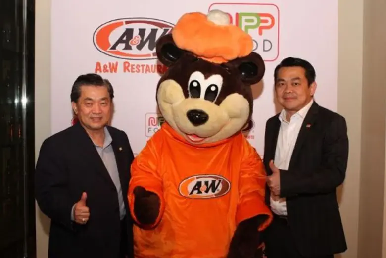 สุรพงษ์ เตรียมชาญชัย (ขวา) กรรมการผู้จัดก...