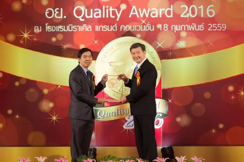 นายสุวัฒน์ แพร่กุลธาร (ซ้าย) ผู้อำนวยการฝ...