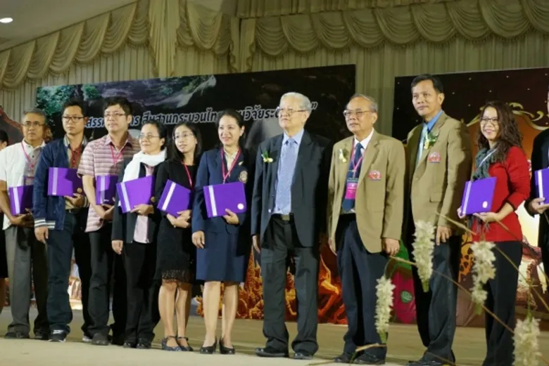 นักวิจัย มรภ.สงขลา สกัดรากพาหมีต้านเชื้อราก่อโรคในข้าว คว้ารางวัลผลงานวิจัยดีมาก กลุ่มความหลากหลายทางชีวภาพ