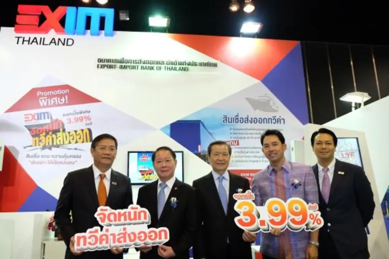 นายเขมทัศน์ สายเชื้อ (ซ้ายสุด) รักษาการกร...