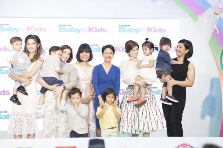 สองซุปตาร์ตัวน้อย น้องมะลิ และ น้องแม็กซ์เวลล์ แท็กทีมเตรียมขึ้นรับรางวัล หนูน้อยขวัญใจมหาชน ในงาน Amarin Baby & Kids Fair ครั้งที่ 7