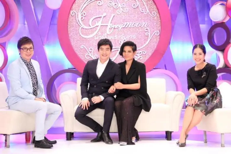 ทีวีไกด์: รายการ “น้ำผึ้งพระจันทร์” โอปอล์-หมอโอ๊ค ควงคู่เผยรักแท้ของกันและกัน พร้อมเล่าถึงความน่ารักของลูกๆ ใน “น้ำผึ้งพระจันทร์”