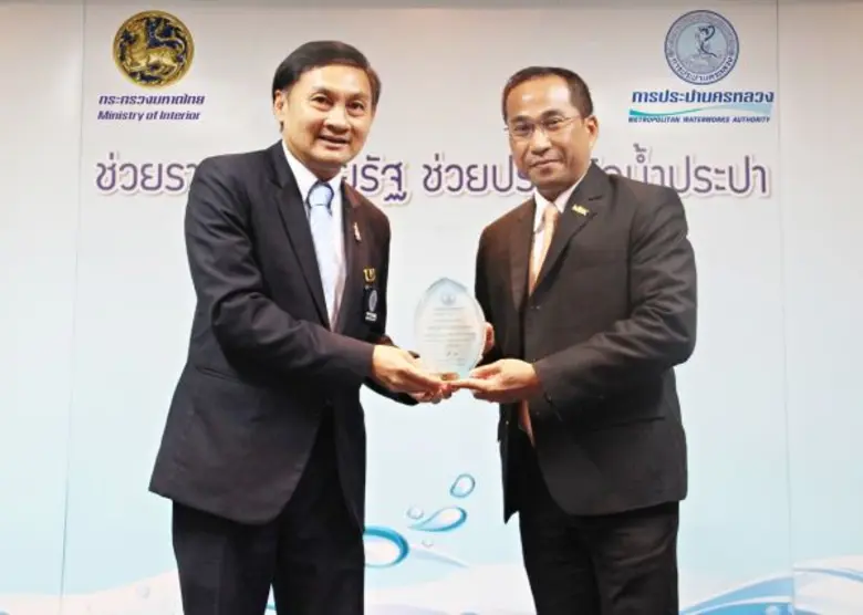 นายศตวรรษ หลักแหลม (ขวา) ผู้ช่วยรองกรรมกา...