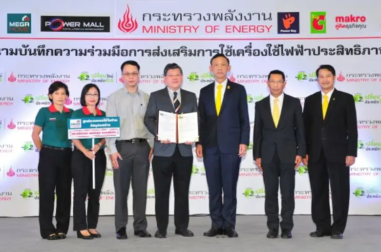 นายอนุชา จิตจาตุรันต์ (กลาง) กรรมการผู้จั...