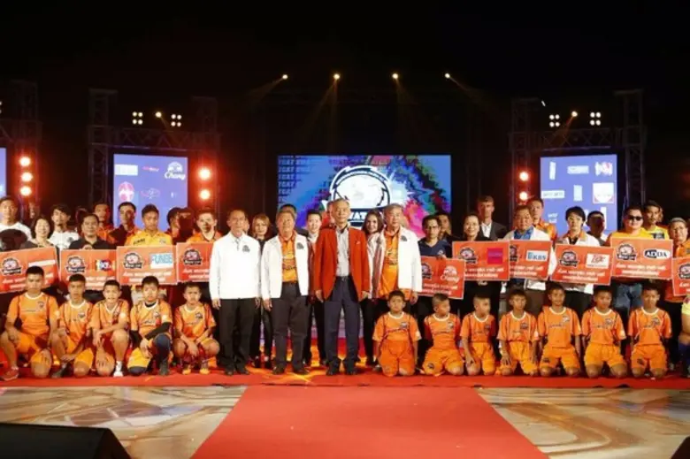 กลุ่มบริษัท ดีสโตน ก้าวไปอีกขั้นกับการสนับสนุนทีมฟุ...