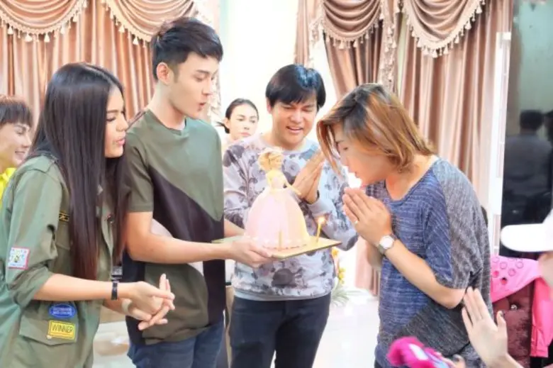 เซอร์ไพร้สเบิร์ธเดย์ หนึ่ง เอพริล ผู้จัดละคร "ดาวย้อมแสง"