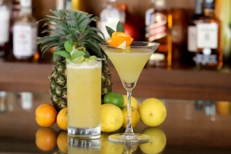 ตลอดเดือนมีนาคม 2559 – " PineApple Tini "...