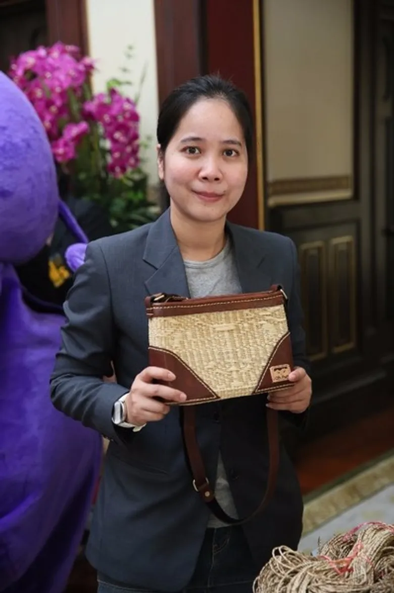 วช.ร่วมกับ กระทรวงพลังงาน ชวนคนไทยช้อป ชิม ชม ช้อปปิ้ง ในงาน "เพลินพลังงาน งานวิจัยขายได้" ชูสินค้าไฮไลท์ "กระเป๋าหญ้าแฝก" ใบเดียวในโลก