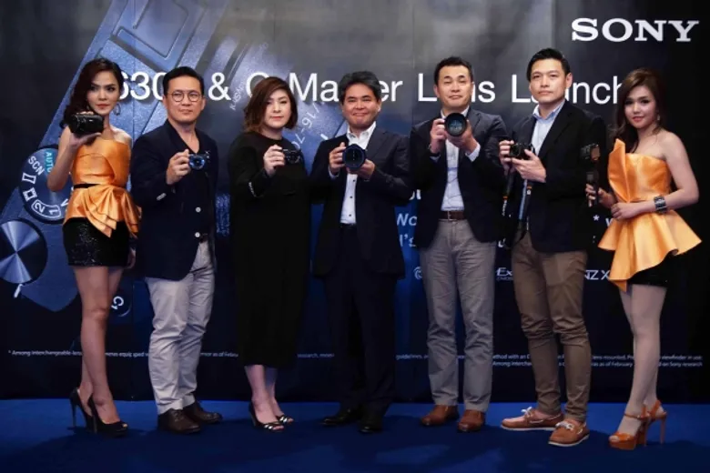 โซนี่เดินหน้าเสริมทัพธุรกิจดิจิตอล อิมเมจจิ้ง เปิดตัวกล้องมิเรอร์เลส ?6300 พร้อมเลนส์ G Master รับเทรนด์ตลาดโต พร้อมกล้องแอ็คชั่นแคม และแฮนดีแคมรุ่นล่าสุด