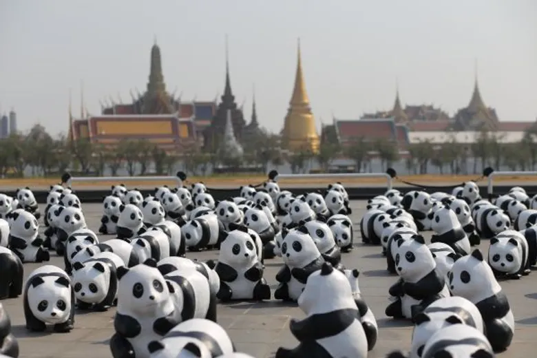 กองทัพแพนด้าน้อยกว่า 1,600 ตัว “สวัสดีชาวไทย!” เป็นครั้งแรก เริ่มภารกิจแฟลชม็อบประเดิมที่ “สนามหลวง” จุดประเด็นการอนุรักษ์สัตว์ป่าใกล้สูญพันธุ์ในประเทศไทย