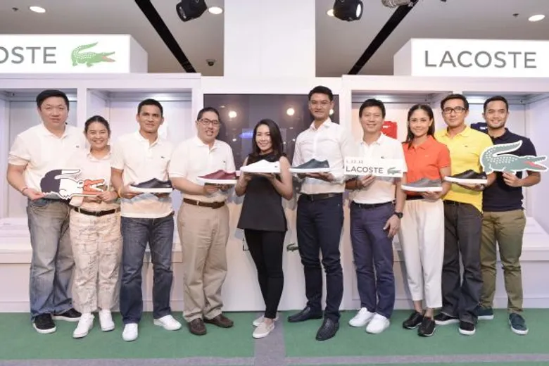 “ลาคอสท์” ฉลองเปิดตัวรองเท้าพรีเมี่ยมสนีคเกอร์ รุ่น L.12.12 แฟนพันธุ์แท้ ลาคอสท์ นำโดย “ครอบครัวเปล่งพานิช” พร้อมศิลปินคนดังทั่ววงการร่วมงานคับคั่ง