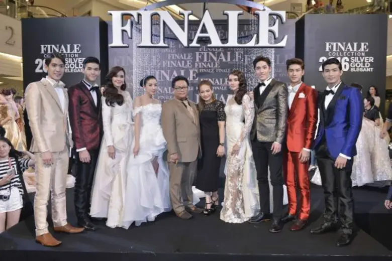 ซุปเปอร์สตาร์เดินแฟชั่นในคอลเลคชั่นสุดพิเศษ FINALE WEDDING STUDIO COLLECTION 2016 SILVER GOLD ELEGANT