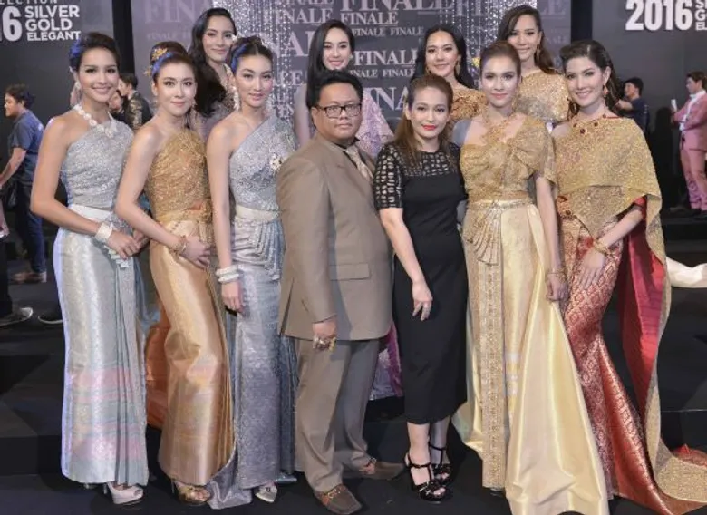 ซุปเปอร์สตาร์เดินแฟชั่นในคอลเลคชั่นสุดพิเศษ FINALE WEDDING STUDIO COLLECTION 2016 SILVER GOLD ELEGANT