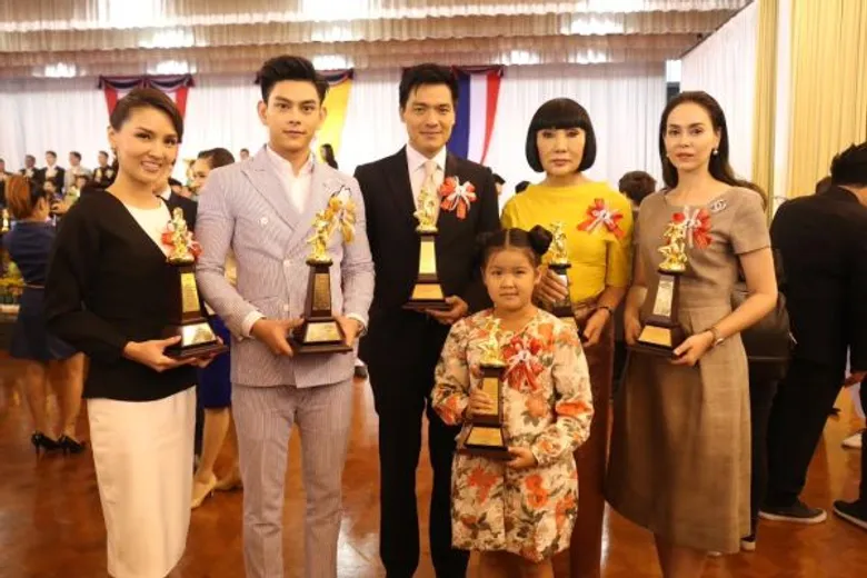 ศิลปิน-ดารา เอี๊ยง สิทธา-ม้า อรนภา-นัท มีเรีย-บ๊อบ บดินทร์ ตบเท้าเข้ารับรางวัลเทพทอง ครั้งที่ 17