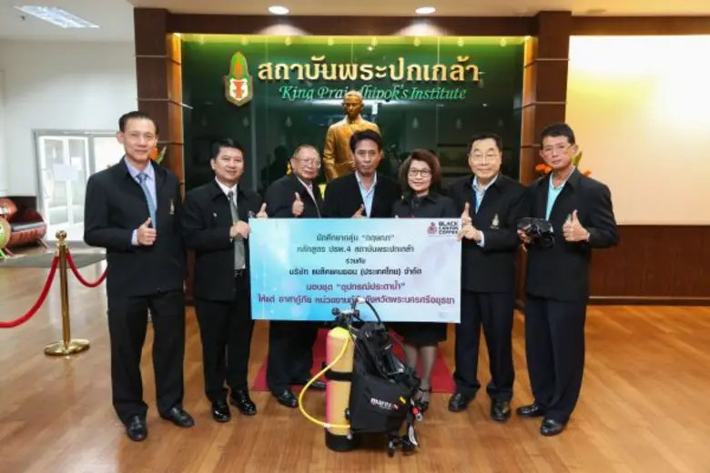 ศ.นพ.เหลือพร ปุณณกันต์ (ที่ 3 จากซ้าย) ปร...