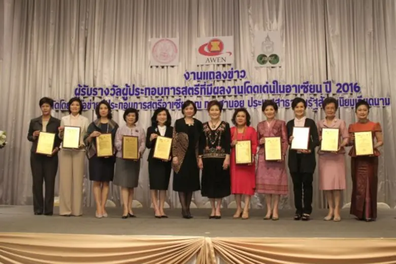 นางสาวอนุสรี ทับสุวรรณ ประจำสำนักเลขาธิกา...
