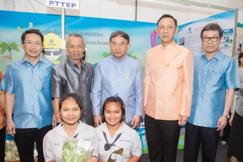 พลอากาศเอก ประจิน จั่นตอง (กลาง) รองนายกรัฐมนตรี แล...