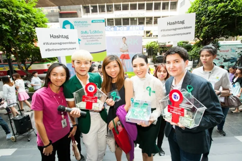 ภาพข่าว: ดีเจนุ้ย – กิ๊ก มยุริญ นำทีมขายโบว์สีเขียวในกิจกรรม “วัตสัน โบว์สีเขียว ปี 4” ชวนจิตอาสาร่วมทำบุญช่วยเหลือสมาคมส่งเสริมสถานภาพสตรี ในวันสตรีสากล