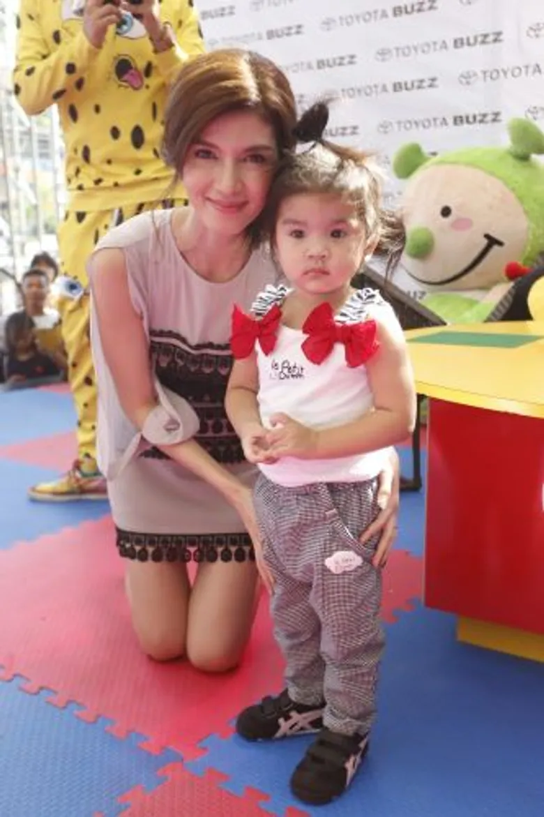 ตอกย้ำภาพลักษณ์ฉายา ซุปตาร์ห้างแตก “น้องมะลิ ควง แม่โบว์” ร่วมกิจกรรม Meet & Greet กับลูกค้าโตโยต้า บัสส์และแฟนคลับ คนแห่ให้กำลังใจล้นโชว์รูม