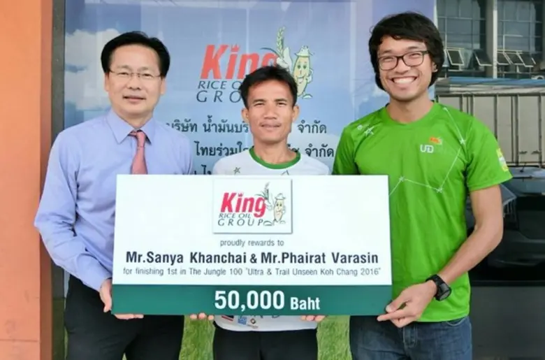 นายประวิทย์ สันติวัฒนา (ซ้าย) กรรมการบริหาร กลุ่มน้...