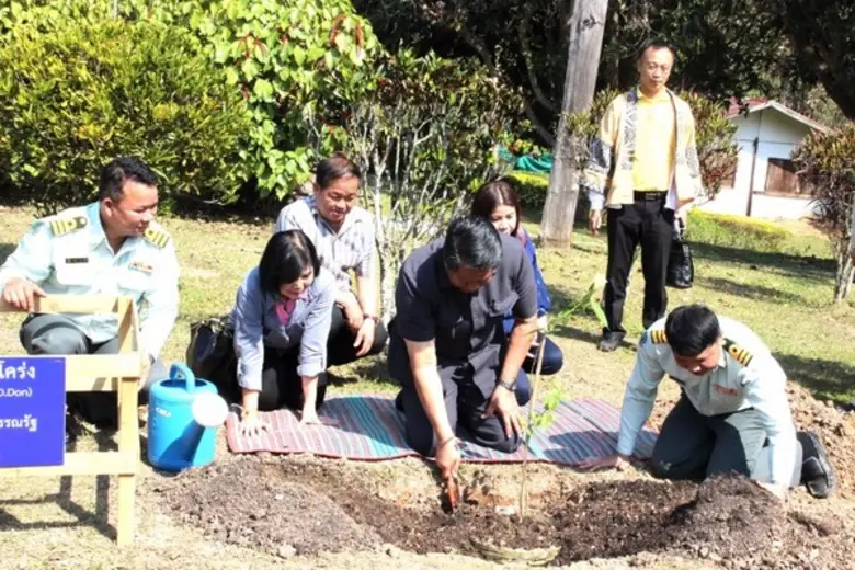 นายพลากร สุวรรณรัฐ องคมนตรี พร้อมด้วย นางเปรมพิมล พ...
