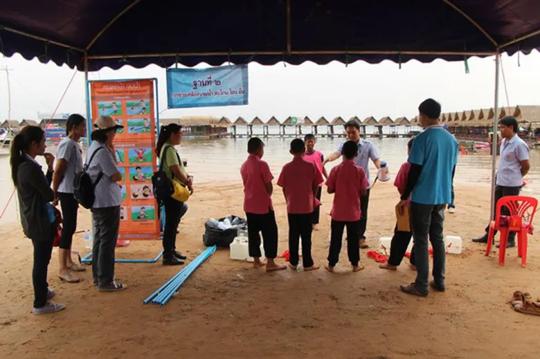 สคร.10 อุบลฯ รณรงค์ป้องกันเด็กจมน้ำที่ หาดพัทยาน้อย