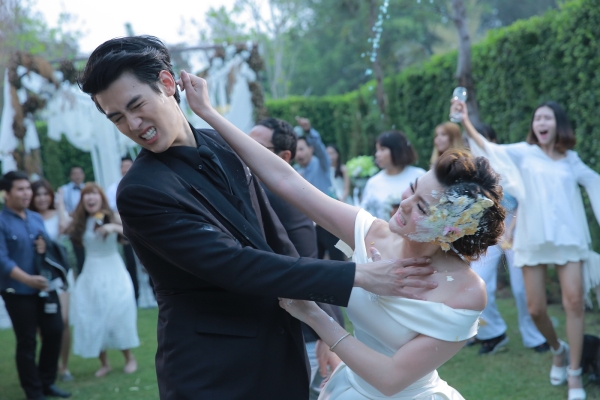 “ดิว – อริสรา” อ่วม!!! ถูก “ป๊อบ-พิชฌพัฒน์” บุกตบกลางงานแต่ง เป็นมารหัวใจ แย่ง “ท๊อป – เทวินทร์” ไปครอง