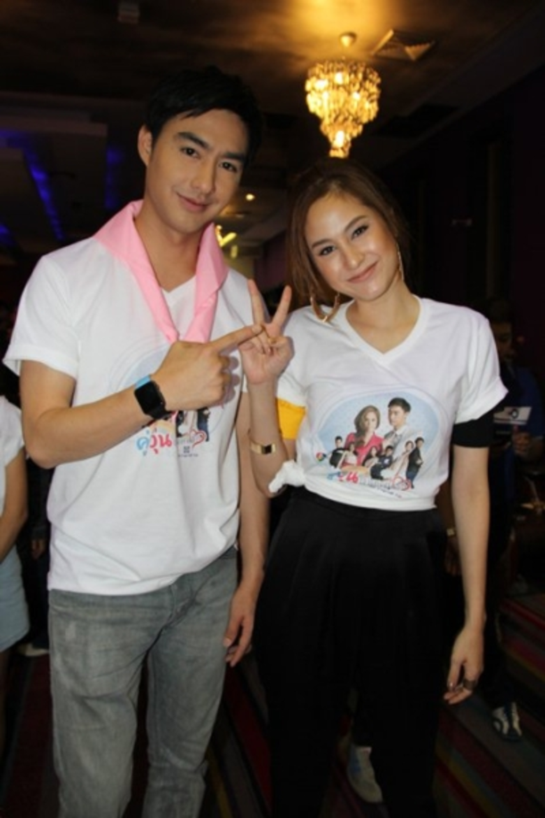 เหล่านักแสดงละคร "คู่วุ่นลุ้นแผนรัก" นำโดย "วิน-ธาว...