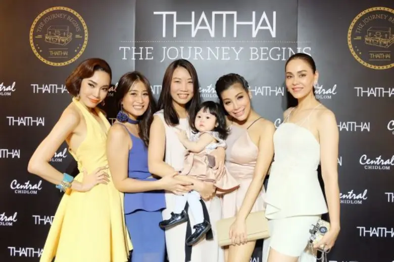 แพง- ขวัญข้าว เศวตวิมล (ที่สามจากซ้าย) เป...