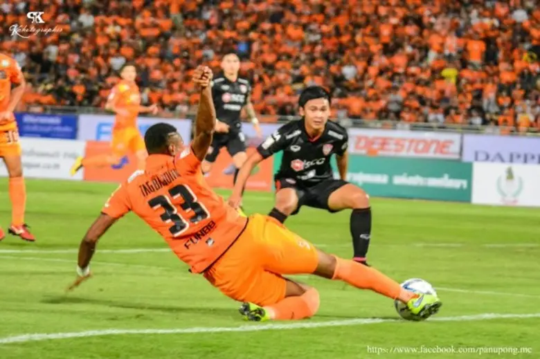 เมื่อวันที่ 5 มีนาคม 2559 ที่สนามกีฬาเฉลิ...