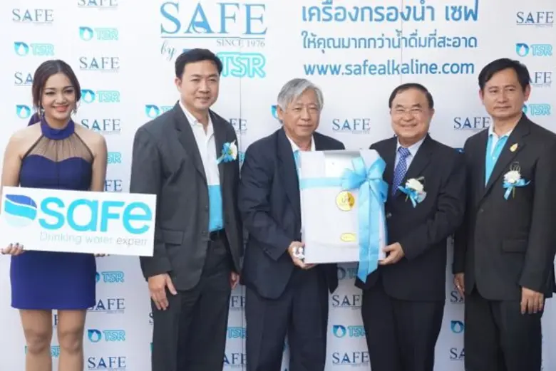 คุณวิรัช วงศ์นิรันดร์ (กลาง) กรรมการผู้จัดการ พร้อม...