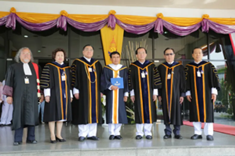 รมว.ยุติธรรม รับพระราชทานปริญญาบัตร จาก ม.รามคำแหง