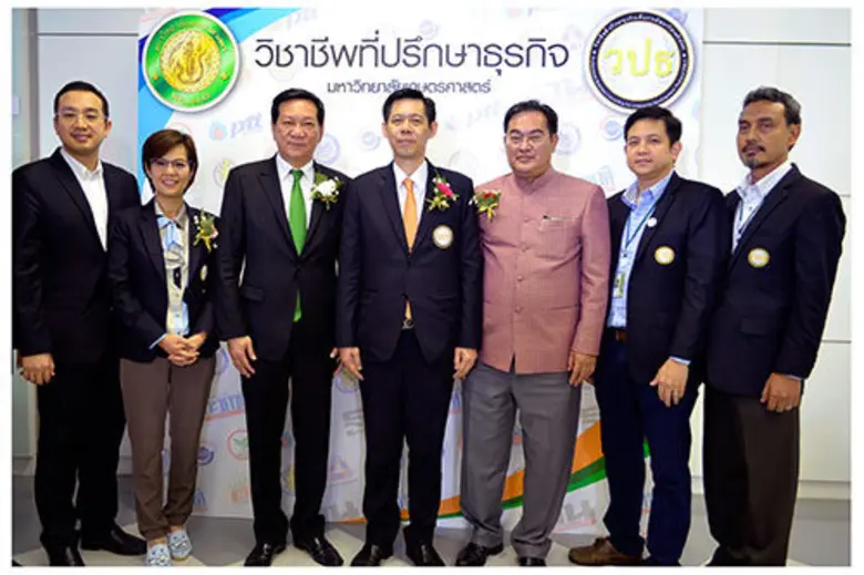 ดร.วิริยะ ลิขิตวงศ์ (กลาง) ผู้อำนวยการหลั...