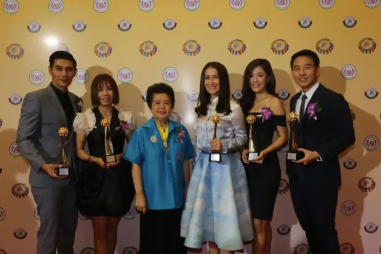 จินตหรา-มังกร-โบว์ลิ่ง รับรางวัลศิลปินเพื่อสังคมไทยปลอดบุหรี่ ปี59