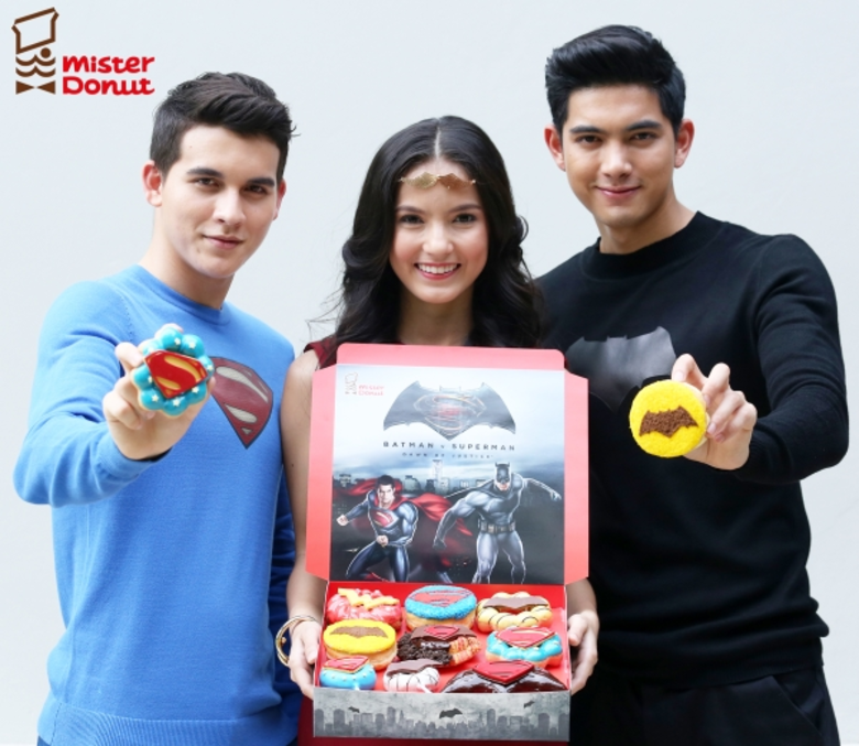พบกับความอร่อยแห่งแสงอรุณยุติธรรม มิสเตอร์ โดนัท แบทแมน v ซูเปอร์แมน