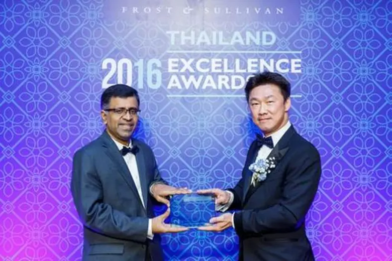 นายแพทย์สมยศ อนันตประยูร (ขวา) ประธานกรรม...