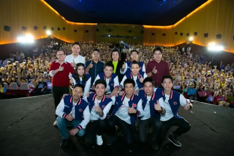 นายสุธี อัสวมล (แถวหลัง –ขวา) ผู้ก่อตั้งโ...