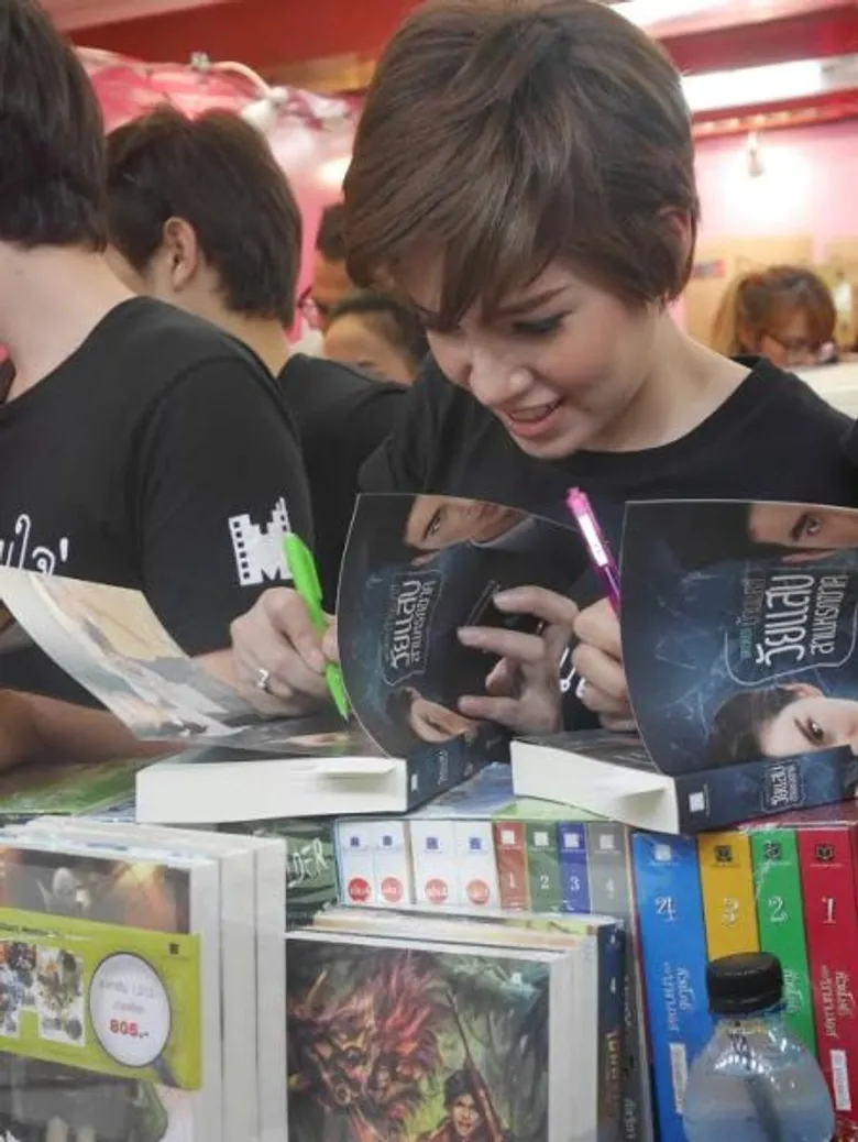 ผู้จัด เอิร์น นิธิภัทร์ นำทีมนักแสดงวัยแสบสาแหรกขาด ร่วมงานสัปดาห์หนังสือแห่งชาติ