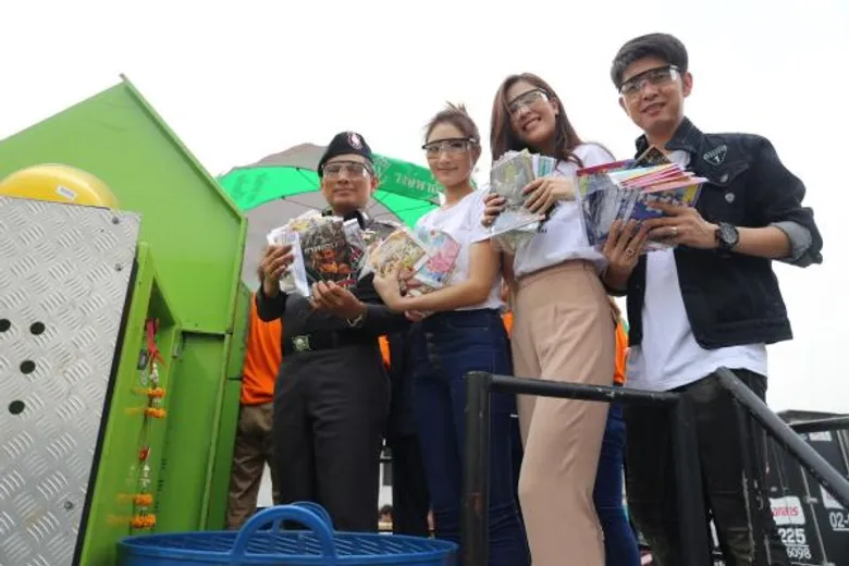 ก.พาณิชย์ฯ นำศิลปินดาราช่อง8 กุ้ง-โบว์ลิ่ง-ยีนส์ ทำลายของกลาง ละเมิดลิขสิทธิ์ ประเทศชาติเสียหาย นับพันล้าน
