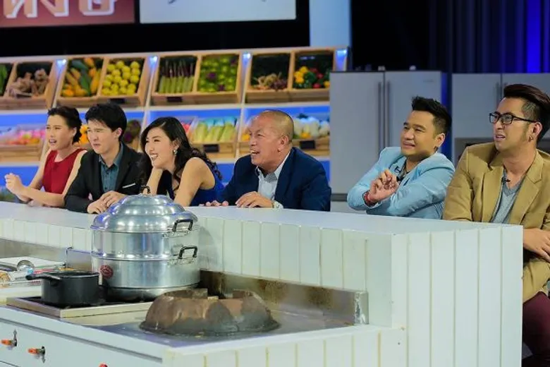 ทีวีไกด์: รายการ “เชฟกระทะเหล็ก กับโรงเรียนกระทะเหล็ก” (Cooking with Iron Chef) “เชฟบุญธรรม” งัดวัตถุดิบ “ใหญ่ ยาว ลื่น” เปิดห้องเรียนสอนเนรมิตเมนู..รับวันหยุด!