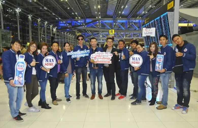 แมนซั่มนำ 12 ผู้โชคดีจากแคมเปญ “ทริปสุดมันส์ตะลุยแดนอังกฤษ” เหินฟ้าชมฟุตบอลคู่ดาร์บี้แมทช์ พร้อมทัวร์สนามดังและกินดื่มเที่ยวจุใจ