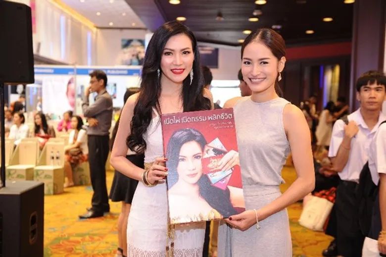 อ.ชัญญา ไพ่ยิปซีออราเคิล จัดเปิดตัวหนังสือ 'เปิดไพ่ เปิดกรรม พลิกชีวิต’