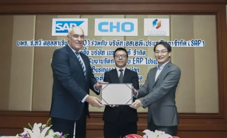 คุณสุรเดช ทวีแสงสกุลไทย (กลาง) กรรมการผู้...