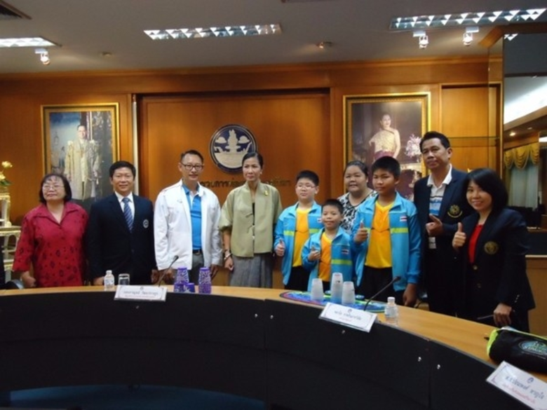 3 นักกีฬาสแต็คเยาวชนทีมชาติไทย พร้อมด้วยผ...