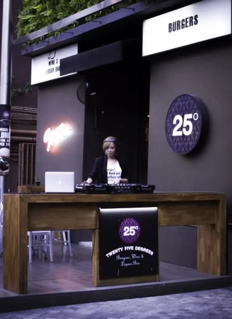 ร้านทเวนตี้ไฟว์ ดีกรีส์ (25 Degrees) ชั้น...