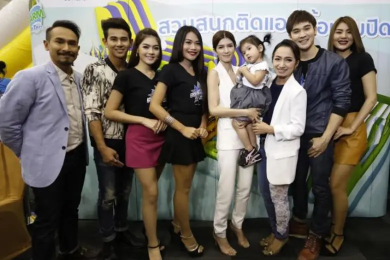 คุณอธิราช ชูเรือง (ซ้ายสุด) ผู้จัดการโครง...