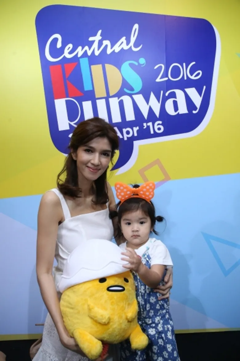 “ห้างเซ็นทรัล” เปิดรันเวย์สดใส แสนสนุก ขนทัพ 500 แฟชั่นนิสต้ารุ่นจิ๋ว พาเหรดโชว์แฟชั่นซัมเมอร์ สุดเจ๋ง