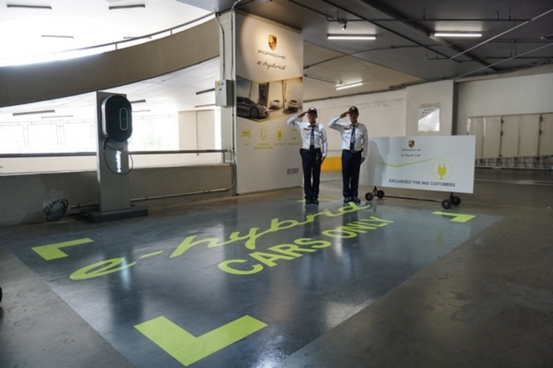 ครั้งแรกในประเทศไทย เอเอเอสฯ เปิดสถานีบริการ Porsche E-Hybrid Charging Station ณ ศูนย์การค้าสยามพารากอน