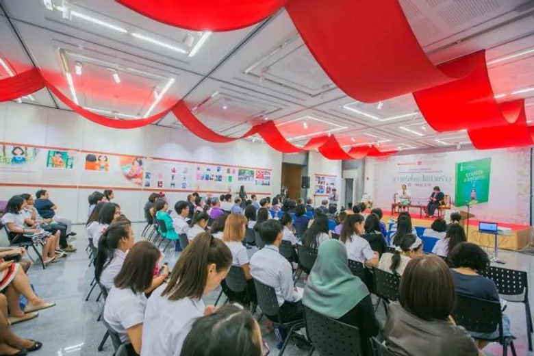 “ความรักใดจะไม่ปวดร้าว” พระราชนิพนธ์แปลในสมเด็จพระเทพรัตนราชสุดาฯ สยามบรมราชกุมารี เล่มล่าสุด นานมีบุ๊คส์ ร่วมกับ ศูนย์วัฒนธรรมจีน จัดงานเปิดตัวยิ่งใหญ่ เรียนรู้สังคมจีนสมัยใหม่ผ่านนวนิยายรักสะท้อนปัญหาครอบครัว